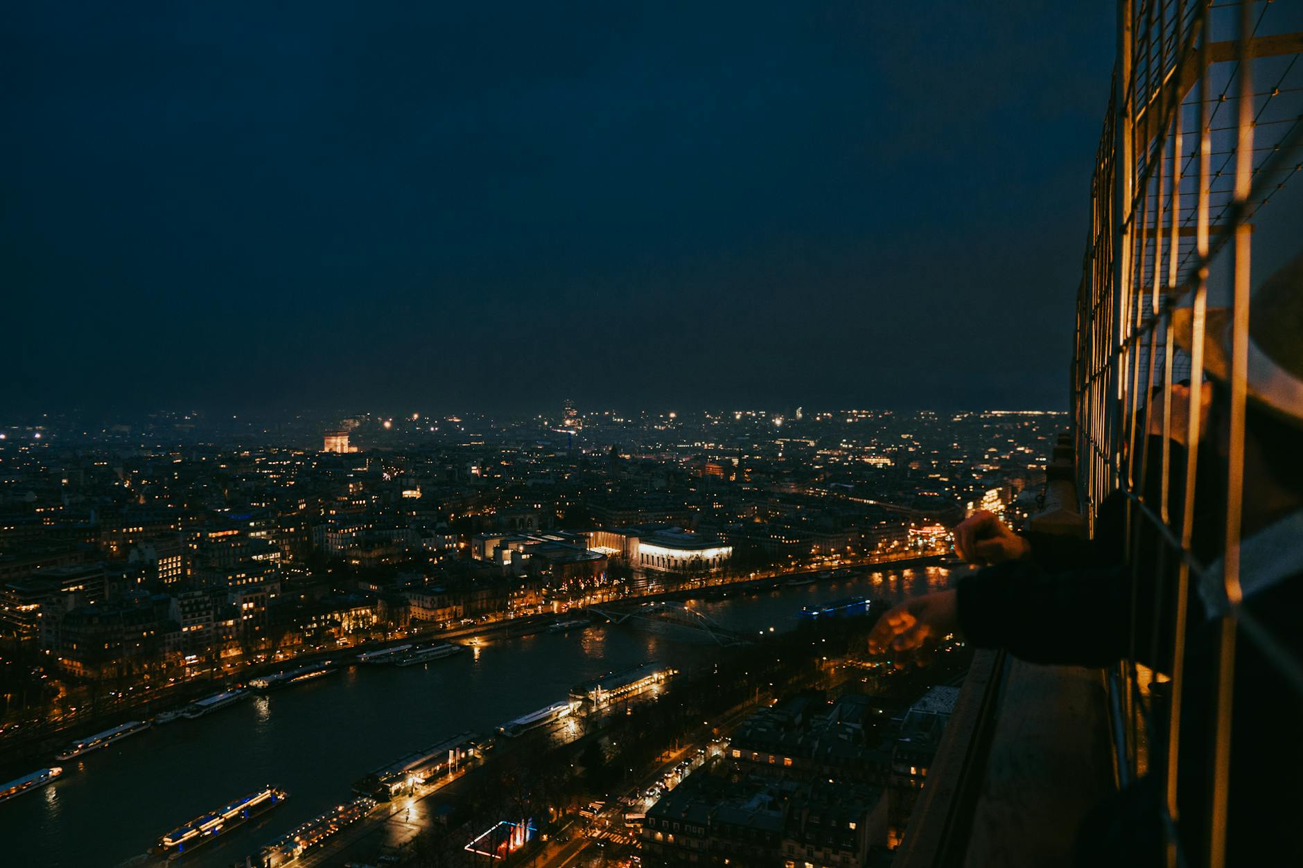 Paris — les quais de Seine, capitale mondiale du chat vidéo francophone